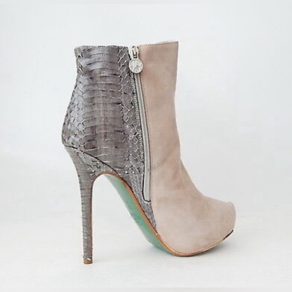 Luxury Green Bottom Chaneli Womens
Feather Suede Snakeskin Ankle Boots, 8.5 - Picture 4 of 10